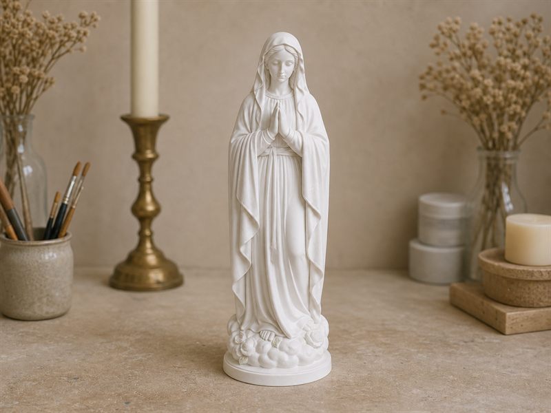 Peça de gesso desenformada, lixada e pronta para receber a tinta