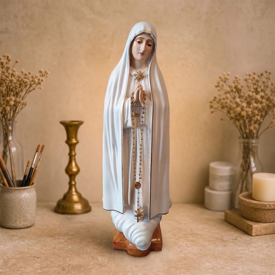 Nossa Senhora de Fátima em gesso, manto branco com acabamento em ouro e terço pintado fio a fio