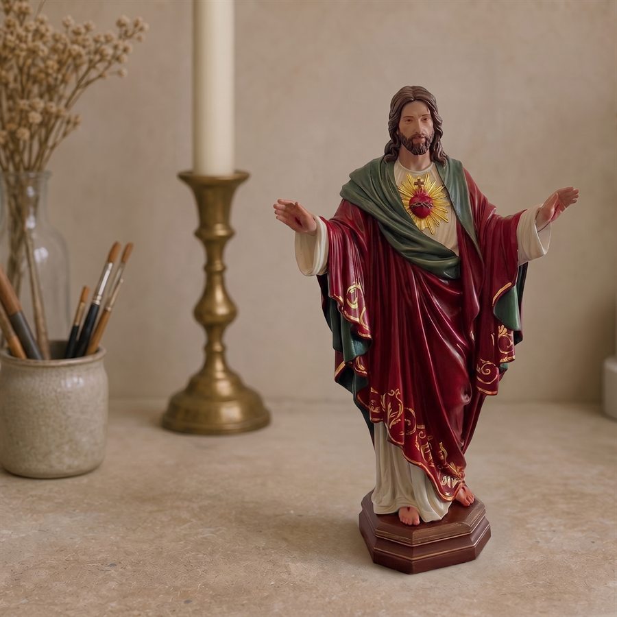 Sagrado Coração de Jesus em gesso, manto vermelho com arabescos dourados e faixa verde